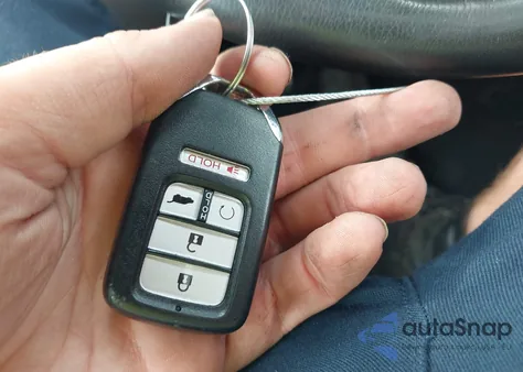 2017 Honda Pilot Touring z USA, uszkodzony, nr VIN 5FNYF6H90HB052474